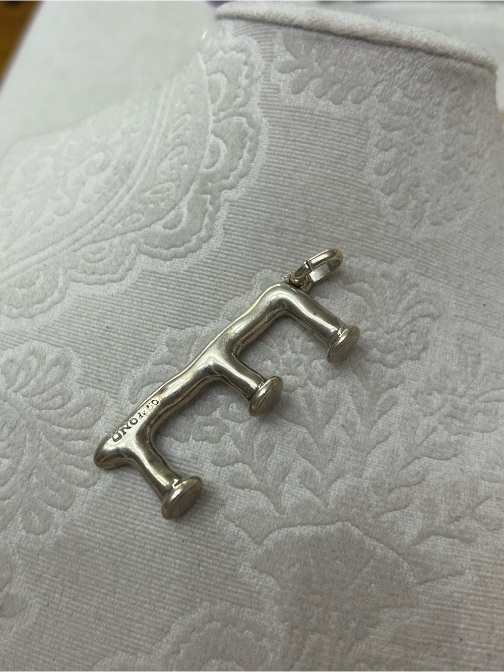 UNO de 50 Silver Letter E Pendant Charm